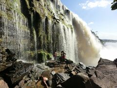カナイマ散策、アチャの滝裏歩きとサピトの滝遊びでマイナスイオンをたっぷり浴びて！