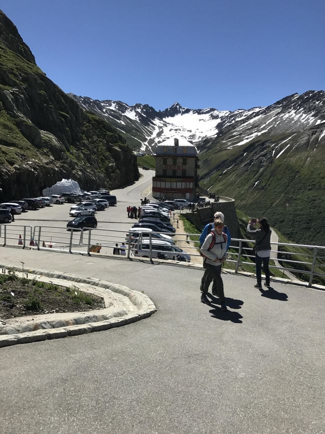 チューリッヒからジュネーブまでのドライブ途中に，峠越えやゴンドラ，登山電車に乗車。<br />天気にも恵まれ最高でした。