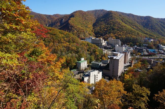 2016年紅葉シーズンです。2016年の場合は10月19日頃が一番見頃だったようです。<br />登別温泉の場合は、車が無いとかなり紅葉の見どころスポットは限定されますが、<br />限定されるとはいえ、国立公園内にありますので、徒歩の散策で十分楽しめるところにあります。<br /><br />車があるかたは、近郊のスポットへ行くという手段もあります。<br /><br />オススメは、のぼりべつクマ牧場のケーブルカーに乗ると、登別温泉や地獄谷までが一望でき絶景です。<br /><br />料金は、2,500円ほどかかりますが、絶景＋クマ牧場入場と思えば、良いかなとも思います。<br />ケーブルカー自体で、この程度の料金は、ごくごく当たり前の事ですから。<br /><br />クマ牧場の割引券は、各ホテルや、観光案内場、その他旅行雑誌などで簡単に手に入り、2,400円となります。<br /><br />