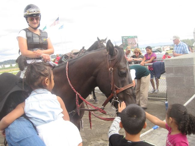 今回のアメリカ旅の目的もブレません、競馬です。<br />シアトルでの長い乗り継ぎ時間を利用して、タコマのエメラルドダウンズ競馬場に行きました。<br /><br />タコマは大都市ではないので交通機関はそれなり、というかほぼバスのみ。<br />鉄道もあるにはあるって程度。<br />ちょい不便ですが、そこはまたそれなりにのんびりしたローカル競馬が楽しめるってことで。<br /><br />特筆すべきことがあるわけでもない、フツーの田舎競馬は楽しいです。