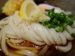 大阪ときたらうどんです。大阪はうどんの町。おいしいうどんをいただきました。