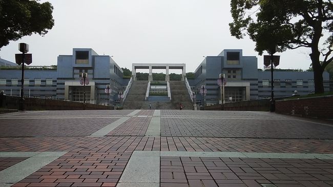 まるで旅。<br />駅前の草花のある駐車場所は、ヤギさんが整地していたり<br />都営で一時間で新宿からローカル線で来れる処と思えない。<br />多摩都市モノレールの終点であり<br />今後相模原の方面に延伸があれば凄い便利になる場所だと思うが<br />武蔵村山は八高線の方面(箱根ヶ崎)に延伸を求めているが<br />第三セクターで作ったモノレールが<br />箱根ヶ崎に延伸するとも思えないし、<br />この多摩センター側も相模原に延伸するとなると膨大な費用がかかりそう。<br />最も、リニアモーターカー建設に伴い、相模原駅にモノレールを<br />隣接することを東京都様はやりそうに思う。<br />大手の本社やセミナー会場があり、<br />何かしらイベントに来る場所。<br />駅前商業施設の５階にキャリアマムというおしごとを個人に<br />アウトソーシングしてる会社があり、<br />喫茶室になっていて　食事も出来る。<br />多摩市で議員さんをしたという冨澤家の保存家屋や多摩丘陵を利用した丘の公園、<br />大学の施設や元中学校の校舎を利用した地域図書館があり<br />多摩市居住してなくても都民なら使えそう。<br />ほかに出版社やサンリオがあるがなんか最近は人がまばら？<br />多摩地域は壮大なマンモスプロジェクトで町田の先に団地を作ったけど、<br />近年団塊世代の高齢化と共に「空き家」問題が社会問題。<br />いつか？ゴーストタウンになって廃墟と成らなければ良いかな&#8265;️と<br />ちょっとだけ不安な気持ちになった。<br />おしごと疲れをひとりふらって癒しに来るには良いかも。<br /><br /><br />