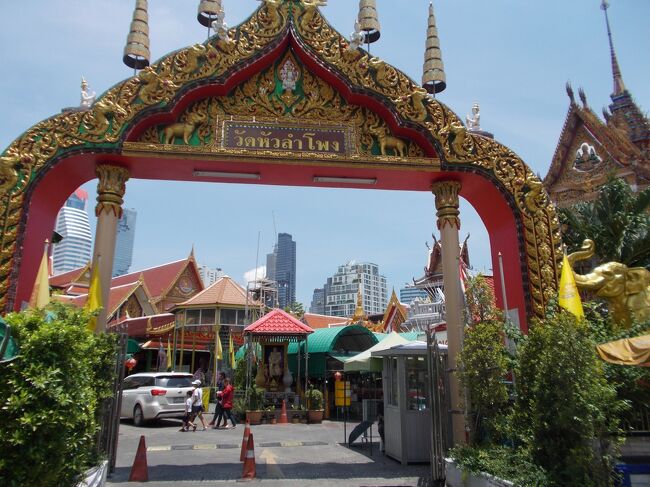 Wat　Hua　Lamphong.<br />無縁仏を、供養する為の王室寺院です。<br /><br />お布施（タンブン）に来る人々が<br />後を絶たないシーロム・スリウォン地区の名所です。<br /><br />１２年間、<br />毎回・シーロム地区の宿泊ホテルから<br />MBKにタクシーで行く時、左手に見えて気になっていました。<br /><br /><br /><br /><br />前作　<br />昨日・５/２９（火）　　夜・投稿<br />２５ホテル巡り・サラデーン駅まで徒歩１０分以内（２８の４）　　<br />かなり長い距離を雨の中、歩いて撮った・１６７枚 　<br /><br />システム・トラブルの為、公開取消・削除しました。<br />作り直して、後日・・再投稿します。<br />夜中に投票下さった方々・２３名様には、大変　Sorry　です。。<br />フォローワーさんは、６名様だけだから、２回目は・・<br />バンコク投稿は、色々あるなぁ・・（涙）