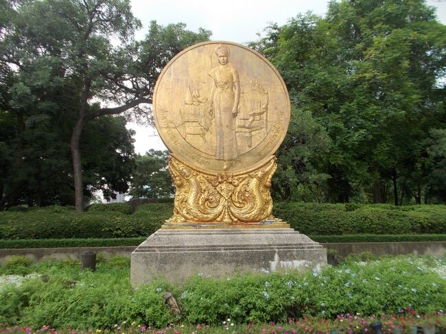 Benchasiri Park。<br />国民から愛されているシリキット現王妃の、還暦を祝して<br />1992年8月5日 5時55分に開園しました。<br /><br />タイ語で、ベンチャシリとは<br />縁起のよいものの集まりを、表すそうです。<br /><br /><br /><br />今回は・・<br />単なる気まぐれで、わざわざ・食べた事ない、カオソーイをランチで<br />到着日・夜の部 突撃前に、最終日・平日 12:00 で、<br />この公園近所・ゲッタワーに予約して食べに来たので、その前にここに。。<br /><br /><br />前回・バンコク<br />炎天下・汗だくで、180分・散歩一周した ルンピニ公園 の後<br />もしも、次・公園散歩するなら・・ここかなと、思っていました^^<br /><br /><br /><br /><br />You Tube<br />TOTO アフリカ<br />渡辺直美・ゆりあんレトリィバア Lady Gaga Parody<br />Lady Gaga Ariana Grande-Rain On Me<br /><br /><br /><br />渡哲也 合掌礼拝。 くちなしの花<br />石原裕次郎 ブランデーグラス・夜霧よ今夜も有難う<br /> 赤いハンカチ・二人の世界<br /> 銀座の恋の物語<br />舘ひろし 泣かないで・朝まで踊ろう<br />シックスキャンドルズ・ヒットパレーダース 朝まで踊ろう<br /> .....2020・8・15 追加.....