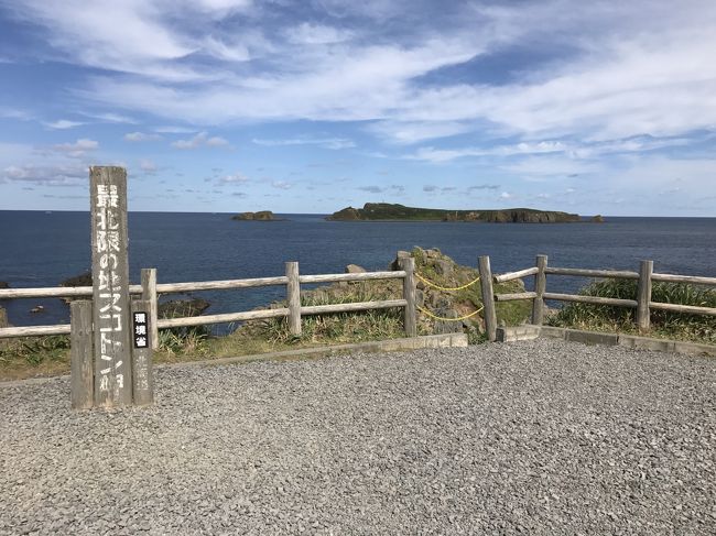 2日目、今日は、礼文島と利尻島をめぐります。<br />まず、早朝6:20のフェリーに乗り、稚内港から礼文島香深港へ向かいました。<br />礼文島までの所要時間は約2時間。<br />礼文島内の観光は、定期観光バスを利用しました。<br />礼文島は、海抜0メートルから300種類以上もの高山植物が咲き、「花の浮島」と呼ばれているそうです。