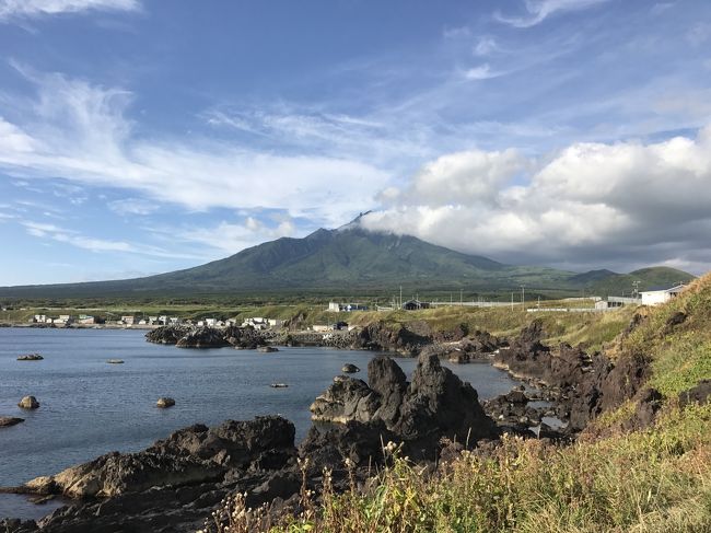13:25発のフェリーに乗り、礼文島香深港から利尻島鴛泊港へ。<br />利尻島までの所要時間は、45分でした。<br />利尻島でも、礼文島と同じく、定期観光バスを利用して観光しました。<br />利尻島の海岸線をぐるっと一周するコースでした。<br />利尻島と言えば、何と言っても利尻富士。<br />裾野が島全体に広がっていて、利尻山は利尻島そのものだと感じました。
