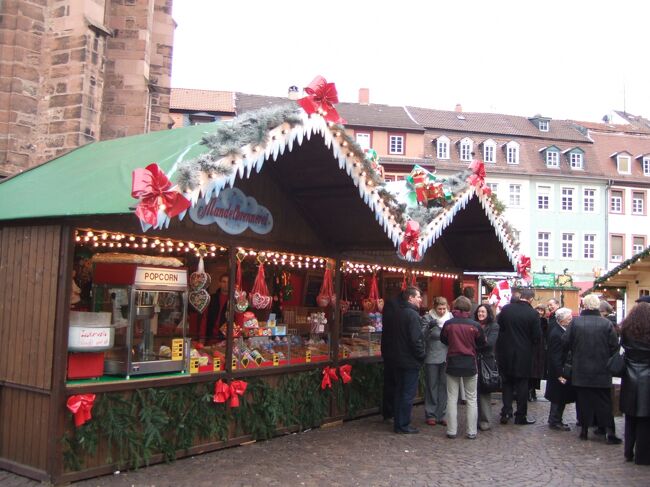 ヨーロッパの冬は、とても寒くて長く、キリスト教徒が多い<br />ドイツでは重要なクリスマスの準備も冬の楽しみの一つです。<br />古くから１年で一番大切な期間となっています。<br />クリスマスマーケットも大事なイベントで 冬のハイライトです。<br /><br />日本でもすっかり定着したイベントになりましたが、ドイツの<br />クリスマスは１１月下旬から約４週間、クリスマスの準備をする<br />『待降節』アドヴェントという期間にクリスマスマーケットが<br />開催されます。ドイツが発祥の地と言われています。<br /><br />この時期、町がイルミネーションに彩られ、心躍る季節です。<br />まるで冬の魔法 ☆ﾟ･*。そんなドイツへ行きたくなりました。<br />それとずっと見たいと思っていたパリの憧れのシャンゼリゼ<br />通りのイルミネーション。丁度良いツアーがありました。<br />ドイツのクリスマス・ツアー＋パリ２泊です。<br />１０年前に行った想い出の「クリスマス・ツアー ♪」ですが<br />写真だけでも少し見ていただけると嬉しいです。写真の古さは<br />否めませんが。<br /><br />今年のシャンゼリゼ通りのイルミネーションは11/22～2018.1/7と<br />なっています*:･ﾟ`☆､｡･:*:･ﾟ`★`☆､｡･:*:･ﾟ`★`☆､｡･:*:°*:･ﾟ☆<br />｡*:･ﾟ`☆､｡･:*:･ﾟ`★`☆､｡*:･ﾟ`☆､｡･:*:･ﾟ`★`☆､｡*:･ﾟ`☆､｡･:★<br /><br />***旅程***<br /><br />2007年12月12日(水)～21日(金)<br /> <br />★ 12月12日 福岡→羽田 (東京泊)<br /><br />★ 12月13日 成田→フランクフルト (夕刻着)(泊)<br /><br />★ 12月14日 フランクフルト→ハイデルブルク→<br />    シュツットガルト→ローテンブルク(泊)<br /><br />☆ 12月15日 ローテンブルグ→ディンケルスビュール<br />    →フュッセン(泊)<br /><br />☆ 12月16日 ノイシュバンシュタイン城→ニュルンベルク(泊)<br /><br />☆ 12月17日 ニュルンベルク、 ニュルンベルク(泊)<br /><br />☆ 12月18日 ニュルンベルク(午後)→ 空路パリへ パリ(泊)<br /><br />☆ 12月19日 パリ一日フリー、 パリ(泊)<br /><br />☆ 12月20日 パリ 半日フリー、夕刻パリ発 →成田<br /><br />☆ 12月21日 成田着後、羽田→福岡 (夜着)
