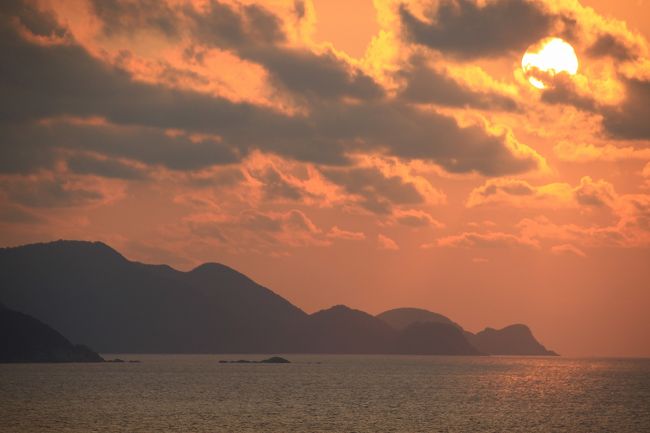 格安クーポンが手に入ったので今年も京都の夕日ヶ浦温泉に出かけてきました。<br />宿泊したのは夕日ヶ浦温泉の佳松苑。<br />利用したのは今回で2回目。<br />京都の丹後半島の西側にあるここ網野は、日本海に沈む夕陽がとてもきれいなところです。<br />今回は天気にも恵まれ、きれいな夕陽を眺めることができましました。