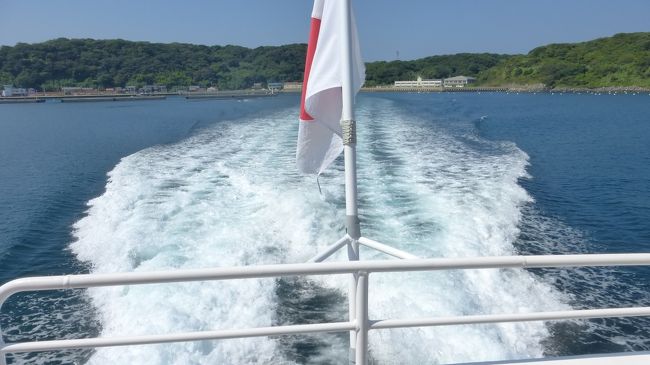 相島には昨年の5月に初めて行ったのですが、その後、色々なメディアで取り上げられる事が多くなった、『相島』に久し振りに再訪して見る事にしました。<br /><br />本来であれば、もう少し涼しくなった頃の方が、猫も元気かとも思ったのですが、天気も良かった為、思い立ったが吉日で行って来ました。<br /><br />帰路、相島~福岡市へ移動した時の様子です。<br /><br /><br />相島の概要(新宮町のHPより) <br /><br />新宮漁港から北西約7.5キロメートル、町営渡船でわずか17分の海上に浮かぶ「相島」。万葉集や続古今集にも歌われた歴史ある島です。<br />また江戸時代、鎖国政策をとるなかで唯一国交を結んでいた朝鮮からの「朝鮮通信使」を相島で接待し、文化交流の舞台となった島です。<br />三日月形の島内には国指定史跡の「相島積石塚群」など貴重な遺跡や神社をはじめ、珍しい鼻栗瀬(通称めがね岩)や柱状節理の絶壁など大自然の造形美が見どころです。<br />島を一周することができる全長5.4キロメートルの周回道路沿いに、島の見どころがあり、ハイキングコースとして親しまれています。<br />また、渡り鳥の中継地として、多数の野鳥が確認されており、バードウォッチングもおすすめです。