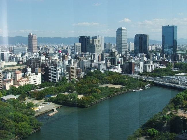 9月9日、大阪市京橋での講演会出席のため8日から市内のホテルに宿泊。<br /><br />ホテルステイ(お部屋からのすばらしい景色)を楽しみ。<br /><br />講演会場確認のための下見で、近くの大阪城も見学。<br /><br />8日・9日とも快晴。<br />残暑厳しき中、両日とも1万歩、歩きました。<br /><br />
