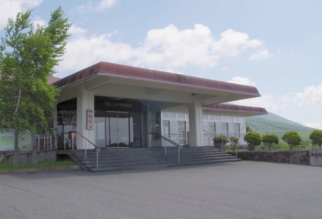 2017年7月の連休に友人と東北に行ってきました。<br /><br />今回はプランニングも友人にお任せ。友人がお勧めだという須川高原温泉・網張温泉に宿泊。あとはレンタカーを借りて、自由気ままなドライブ旅になりました。<br /><br />ここでは前回からの続き(→ http://4travel.jp/travelogue/11280383 )2日目の旅行記になります。<br />この日須川高原温泉を出発して、奥州藤原の郷に寄り、盛岡へ。<br />盛岡でバラバラで行動することになったので、上米内駅へ。<br />その後、小岩井農場の先にある網張温泉へ向かいました。<br /><br /><br />【行程】<br />須川高原温泉~奥州藤原の郷~上米内駅~網張温泉<br />網張温泉(泊)