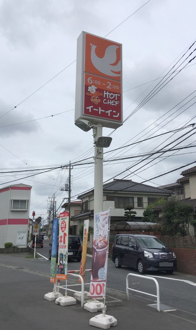 突然ですが、北海道グルメと言えば、何を思い浮かべるでしょうか？<br />うに・いくら・かに・ジンギスカン……<br /><br />でも、それらを食べ終わったのちに、ホテルの部屋で飲みなおそうと寄るのがコンビニ。<br />また、朝食・夕食は豪華なものを食べると、昼は移動中に軽めに。なんて思い寄るのもコンビニ。<br /><br />札幌市内であれば東京と同じ大手チェーンのコンビニが至る所にありますが、ちょっと中心街を離れると、見かけるコンビニは東京ではまず見かけないオレンジのマーク。北海道のローカルチェーン「セイコーマート」です。<br /><br />中に入れば、至る所に「北海道産」の文字。<br />なかでも惣菜コーナーは充実しており、ちょっと部屋で一杯なんてやるにはちょうどいい大きさで売られています。それも大体100円～150円前後で。<br /><br />先日、友人が北海道に仕事で行き、ひたすらセイコーマートの写真を送りつけてきました。その写真を見ていると、よだれが…。同じ写真を見ていた友人と我慢できず、関東にあるセイコーマートへ行くことにしました。<br /><br />北海道では1位の店舗数を誇るセイコーマートですが、北海道以外ではなぜか茨城と埼玉にあります。（理由としては苫小牧からのフェリーが大洗に着くからという説が）2県合わせても100店舗程度。<br /><br />その中でも、東京から近くてアクセスしやすいセイコーマートということで、セイコーマートさいたま今羽店に行くことにしました。<br /><br /><br />