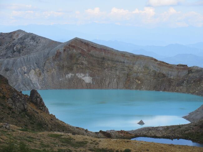 絶好の行楽日和 !♪♪<br />解禁された 湯釜 を見に行こう!と 草津白根に お出かけです(^ー^)ノ<br /><br />途中 道の駅八ッ場ふるさと館で休憩がてらに ダム建設現場と不動の滝を見学し<br />先ずは 日本一高い所に有り「雲上のパン屋さん」として知られる横手山頂ヒュッテを目指します<br /><br />草津白根の絶景を眺めつつ 殺生河原 辺りから「わーっ!良い石が有る~!!!」の絶叫を響かせながら<br />駐車厳禁の看板乱立に走り抜けます<br />禁止どころか 厳禁 ですから…硫化ガスとか 危ないですしね。従います(T ^ T)<br /><br />長野との県境に建つ渋峠ホテルの所からリフトで横手山山頂へ<br />リフト眼下にはリンドウが沢山咲いていキレイですね~ 標高が高くなり 空気ヒンヤリです<br /><br />横手山頂ヒュッテで絶景を眺めながら パンとボルシチでランチ&散策です<br />さすが「雲上の」 遠くの雲の位置が低いですね <br /><br />再びリフトに乗り 今度は湯釜目指しドライブ<br />途中 国道最高地点の石碑が有る展望スペースから 芳ヶ平湿地や湯釜北側噴気孔、<br />草津温泉などを見渡せる景色を楽しみます<br /><br />草津白根 どこを見ても 素晴らしい景色です<br /><br />湯釜へは 駐車場から20分程 坂道を登ります。皆さん なかなかお疲れのようでf^_^;)<br />その分 湯釜を目にした時は テンションが上がります↑\(^o^)/<br />良い色ですね~!♪♪<br /><br />帰り道に草津温泉 西の河原公園で足湯に入り 疲れを癒し<br />片岡鶴太郎美術館で お茶の時間 です<br /><br />夕方まで草津温泉をフラフラしていると 5時半頃から 営業終了!のお店が続々<br />…早っ と思ったものの 御夕食の時間かぁ( ´ ▽ ` ) いいなぁ~ という事で 私たちも帰ります~<br /><br /><br /><br /><br />