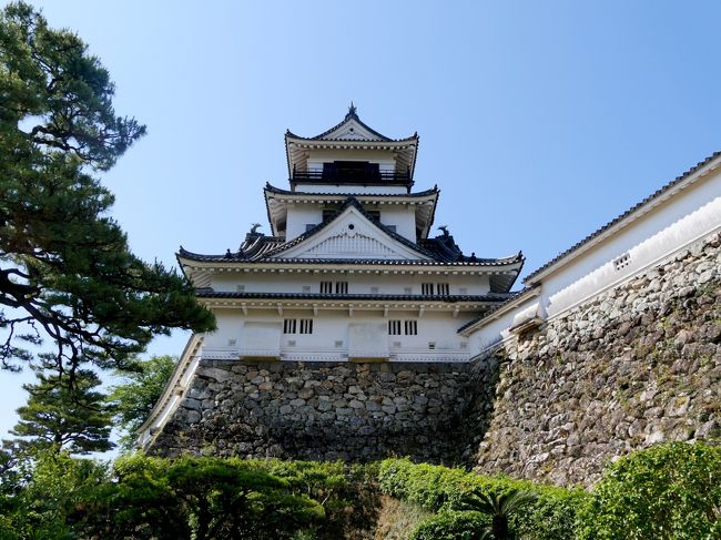 なんと27年ぶりの高知城，以前は学会参加で来た時だった．やはり素晴らしい城だ．もちろん天守が残存しているばかりでなく．本丸のすべての建物が残存していること．二ノ丸，三ノ丸などの城郭の位置関係や構造を把握しやすいこと，そして長宗我部から山内一豊そして幕末の動乱と歴史の表舞台にあったところだからだ．やはりこの城は素晴らしい，秋の職員旅行でも訪ねる予定だ．0859に見学開始，1008に歴史博物館へ，やはり1時間の見学時間は必要だ．<br />1009この3月に開館したばかりの高知県立高知城博物館に　なかは高知城の歴史と土佐の歴史，長宗我部から幕末までを展示．坂本竜馬の新しく発見された手紙などがある．全体には広くて見やすい新しい作りだが，もう少し視聴覚を駆使した現代的な展示でも良いのではと思った．これまでの博物館の域を出ずいまひとつ．福岡市博物館や沖縄県立博物館の方がかなりおもしろい．<br />1120発のごめん行きに乗り，ゆったりととさでんの旅．前回ははりまや橋から後免町まで2010年2月に乗車した　もう7年も前になるんだね．http://4travel.jp/travelogue/10434187?lid=next_travelogue_from_travelogue<br />道路にあるグリーンゾーンの恐怖の電停や清和学園前と一条橋間の日本一駅間距離が短い区間などが見どころだ．<br />何時乗っても市電トラムはいいね．<br />後免町に着いてから少し時間があるので昼食，全然店がなくて金太郎という怪しい店に入った．清潔感に乏しい店だったが，500円のラーメン　わりとおいしかった　オーソドックスなしょうゆ味にあぶらが浮いたラーメン．チャーシューもおいしかった．潔癖症の人だと入りずらいがなかなかどうしてこのラーメンは美味しい！ヒットだった！<br />詳細はsuomita2<br />2017.6高知出張旅行2-高知城は素晴らしい<br />http://4travel.jp/travelogue/11274346<br />2017.6高知出張旅行3-高知県立高知城博物館，とさでんで後免町まで，金太郎というみせのけっこういけるラーメン<br />http://4travel.jp/travelogue/11275192