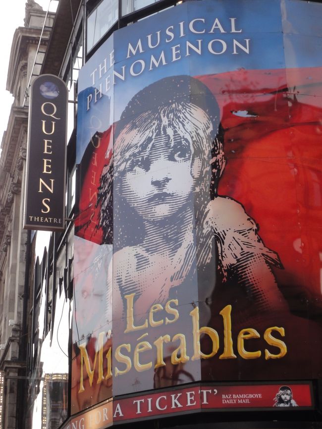 『The Phantom of the Opera』と『LES MISÉRABLES』鑑賞がメインのロンドン滞在です。時差ボケも解消し、私たちは万全の状態でロンドン入りしました。<br /><br />実はその前日、ロンドンで合流する息子から、泣き顔の絵文字とともにメールがありました。強い台風13号（ハト）が香港上陸見込のため、搭乗予定の香港⇒ヒースロー便が欠航になったとの連絡がキャセイから入り、途方に暮れているとのこと。<br />息子はもちろんエコノミーですが、我々同様に相対的に安価なキャセイのチケットを取っていましたが、香港からの乗り継ぎ便が利用できないことが判明。「何とかJALかBAの直行便への振替を交渉しろ」と言いおいたのですが、またまたやきもきした時間を過ごすことになりました。<br />娘などは「兄貴は持ってないなー」と悪態をついておりました。<br />結果的には、JAL43便（羽田⇒ヒースロー）への振替ができ、ヒースローへはもともとの予定時刻にほぼ到着し、「直行便で、しかもJALに乗れた、持ってる男」となりました。<br />「旅にトラブルは付きものだから。結果的にラッキーだったし、いい思い出になるね」と合流後家族4人で笑いあった時には、まさかその週末にもう一つの台風が来ることになるとは、夢にも思っていませんでした。<br />