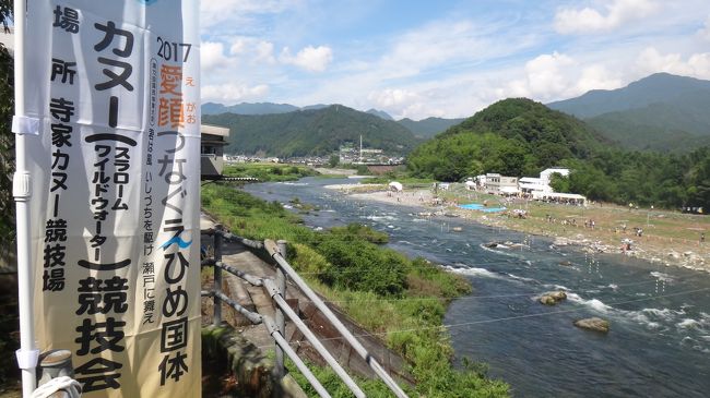 少し涼しくなったので、早明浦ダム下からの川下りに出かける。すると寺家の瀬は大勢の人。愛媛国体のカヌースラロームが行われていた。飛び入り参加もできないので、その技のイメージだけを学んで山ダム下からの出航に変更。<br />競技のために早明浦ダムからの放水量はいつもより多めで、快適な川下りとなった。<br />その様子を報告します。