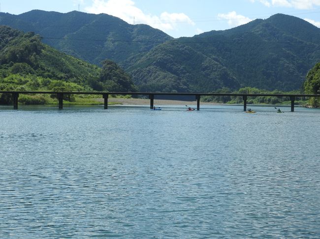 まだ訪問できていなかった愛媛・高知の両県を訪れ、これで47都道府県に何らかの形で足を踏み入れ、日本全国制覇ができました。<br />全国制覇ができた記念の乾杯旅行記をご覧ください。<br />今回はクラブツーリズムのツアーを利用し、<br />日程は<br />1日目 東京------福山----しまなみ海道-----道後温泉<br />2日目 道後温泉----内子----四万十川船下り-----桂浜-----安芸<br />3日目 安芸----かずら橋----大歩危峡----琴平---瀬戸大橋----岡山-----東京<br />です。<br />初日は雨でしたが、2日目、3日目は快晴で満足いく旅行ができました。