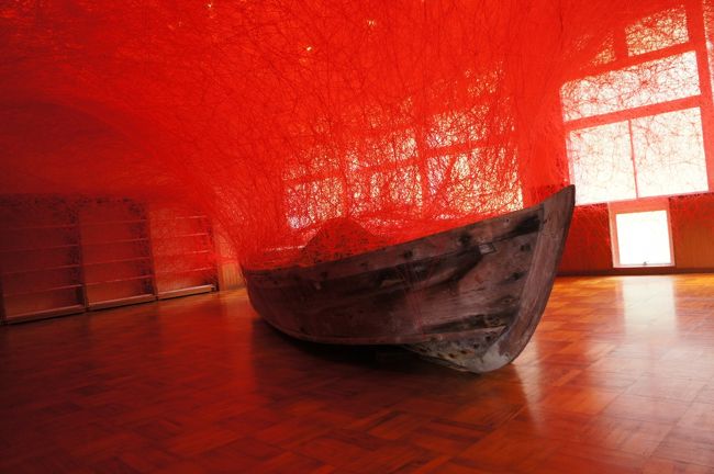 奥能登国際芸術祭に行ってきました☆<br /><br />参加アーティスト:39組<br />会期2017年9月3日(日)~10月22日(日)<br /><br />金沢から「のと里山海道」で珠洲市まで約2時間。<br />珠洲市は内浦と外浦、海と山の幸に恵まれた地。<br />今の時期の能登は秋祭りシーズン。<br />祭りと言えば「ヨバレ」と言われる親戚や知人、友人を料理でおもてなしする風習があります。<br />会期中は、ヨバレ料理を供するお店もあるようです。<br />今回は日帰りのため、利用しませんでしたが。<br /><br />