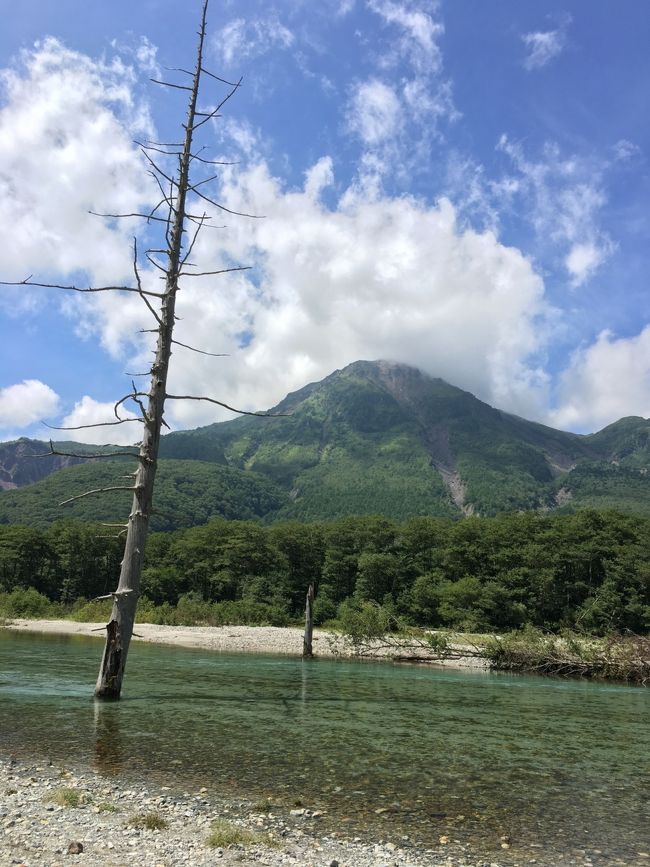 ちょっと遅めの夏休みの旅は、とうとう最終日となりました。<br />栂池高原のホテルから観光バスで上高地に入ります。 何年も前に訪れた時は、お盆休み中で河童橋周辺が原宿かと思う程の混雑ぶりでした。<br />果たして8月末の平日は如何だったでしょうか？<br /><br /><br />