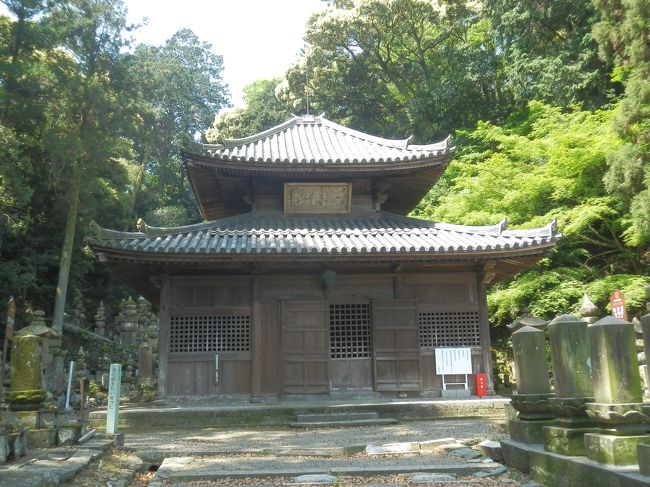 2017年のGW.かつてないほどガッツリの9連休.<br />数年前から計画を練っていた四国の旅を実行.<br />2002年8月以来の四国である.<br />正規手順ではないものの順打ちで88か所も巡った.<br />2日目は朝から徳島市内の88か所霊場を巡る.常楽寺,徳島城址,三河家住宅,丈六寺など.