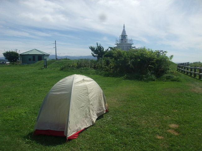 8月16日に出発した道南旅の続きの旅程となります。<br /><br />本旅行記では江差・松前周遊フリーパス（千年北海道手形）利用のバス旅がメインとなります。<br />個人的には、やはり2014年に惜しまれつつ廃線となった、江差線跡の様子が気になりましたが、現地を訪れるのは廃線後は初めてのことでした。<br /><br />予想通りの寂しい風景のオンパレード。僅か3年しか経っていないのに、と、やはり鉄道の廃線とはこういうものなのか、と、毎度のことながら、寂寥感溢れる旅となりましたが、フリーパスの有効期限内は基本的に好天に恵まれて、江差の鴎島にて、思わず連泊してしまうほどでした。景色を堪能する、という意味では素晴らしい旅となりました。