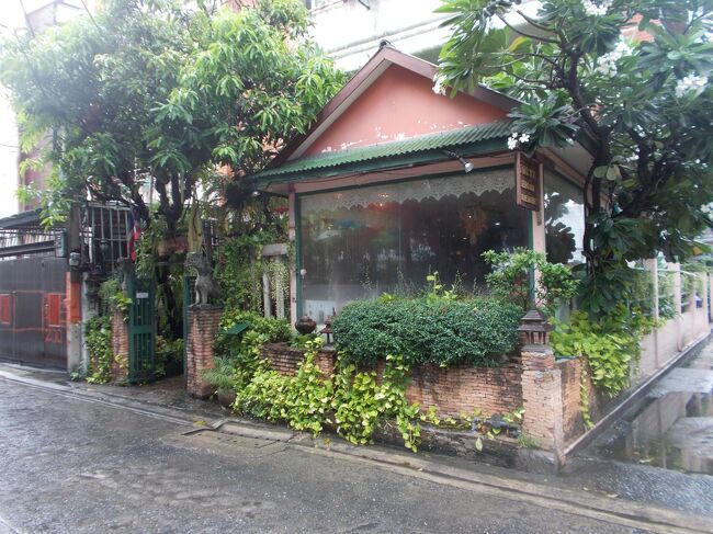 ゲッダワー。<br />カオソーイ・・チェンマイ風カレーラーメン。<br /><br />タイ北部料理で、ココナッツミルクを入れたカレースープに<br />卵麺・鶏肉を入れた料理。<br /><br />今まで、食べた事ありませんでした。<br />カオマンガイも、食べた事ありません。<br /><br />有名タイ料理は、ほとんど食べた事ありません。<br />好き嫌いは、まったくありません。。<br />異性の、好き嫌いもありません・・(汗)<br />みんな ウエル カム です^^<br />0型 です。<br /><br /><br />外国人で、いつも混んでいるので、<br />バンコク到着日・夕方 <br />宿泊ホテルから、夜の部・深夜の部、突撃の前に<br />12:00 で、電話予約しました。<br /><br />ホテルから歩いて行ける<br />シーロム Soi3 バンコク銀行本店・手前横入る<br />こじんまりした・人気のカオソーイ屋さんが、あるんですが<br />毎日、昼前~14時頃までで<br />いつも、行列が出来ているので・・こちらにお邪魔。<br /><br /><br /><br /> ・・・追加コメント・・・<br />2019年2月に、 Soi 33 に移転しました。<br />この通りよりも、広いから歩き安いです。<br />Soi 33に入って、しばらく歩いて、右側です。<br /><br />客席も、広くなりました。<br />相変わらず、混んでいます。<br /> 2019年5月9日<br /><br />