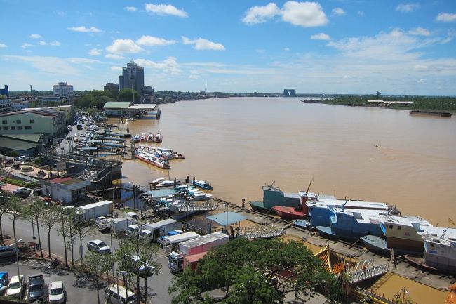 シブはマレーシアのサラワク州(ボルネオ島)第3の地方都市です。マレーシア最長の大河ラジャン川の中流域に位置し、ラジャン川流域の商業伐採による木材加工工場や、近年盛んになっているアブラヤシ産業の拠点となっている町です。ラジャン川の上流域へ移動する中継地となっていますが、特に観光資源はありませんが、街を歩いているといろいろと興味深いポイントがあります。