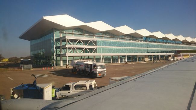 エチオピア航空のビクトリアフォールズからアディスアベバに向かう便は、ボツアナの首都ハボローネを経由して行きます。ハボローネのセレツェカーマ空港では30分ほどの滞在時間、アディスアベバまでの乗客は、乗降を待つ間機内で待つことになります。その間に機内から撮った空港の様子などを纏めてみました。<br /><br />関連する旅行記は次の様になります。よろしければお越し下さい。<br />ビクトリアフォールズに2泊するはずだった弾丸ツアーの顛末<br />　　http://4travel.jp/travelogue/11257362