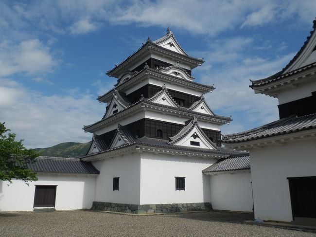 2017年のGW.かつてないほどガッツリの9連休.<br />数年前から計画を練っていた四国の旅を実行.<br />2002年以来の四国である.<br />正規手順ではないものの順打ちで88か所も巡った.<br />6日目宇和島をスタートし松山市を目指す.<br />卯之町の町並み,明石寺,大洲城,臥龍山荘,長浜大橋など.