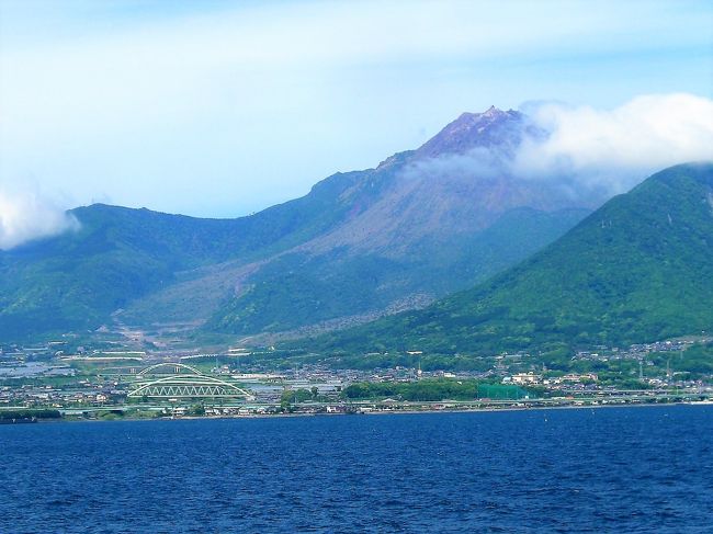 雲仙普賢岳は１９９０年(平成２年) １１月１７日に噴火し、翌１９９１年６月３日には大規模火砕流が発生し消防団員や農作業にあたっていた人に報道陣等４３名が犠牲となりました。<br />その時にたまった大量の火山噴出物や火山灰、土砂や木々等はその後大量の雨が降り土石流として下流にある民家を襲いました。（１９９２年８月９日）<br />ただ土石流の予測が出来ていた為、住民避難がすでに行われていましたので幸いにも犠牲者はゼロでした。（避難勧告：１９９１年５月１５日）倒壊家屋 約２５００と言われていますが、こちらではこの時の災害の脅威を風化させない為に被害にあった一部の家屋が残されているようです。