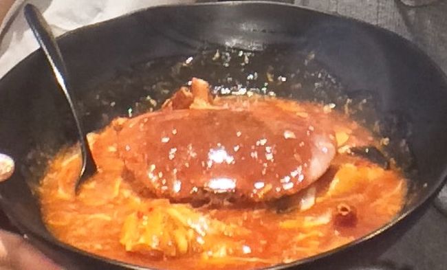 ※2017/9/9時の内容ですので、現在とは状況が異なる場合がございます。<br />必ず公式のホームページなどでご確認ください。<br /><br />--------------------------<br />シンガポールに行ったら、絶対に食べたかった「チリクラブ」。<br />しかしだいたいどこのお店も時価なので、値段が読めないことと、ぼったくられる可能性があるので、私の場合はVELTRAというサイトから予約しました。<br /><br />予約の内容ですが<br />・大人一人50シンガポールドル<br />・クラークキー店<br />・料理内容はコースで決まっています(十分お腹一杯になる量です)<br /><br />日本から使い捨て用のビニール手袋を持参されることをオススメします。<br />そうしないと手がベトベトになります。<br />(お手洗いに行ったら、外国の方がみなさんすごい勢いで手を洗っていました)<br /><br />シンガポール名物の「チリクラブ」<br />時価にドキドキすることなく経験出来て、大満足でした!<br /><br />食べ終わった後はクラークキーをお散歩。<br />他にも飲食店がたくさんあり、夜景もキレイですしお散歩には最適でした。<br />少し頑張って歩いて、夜のマーライオンの夜景も見に行きました!<br /><br /><br />※2017/9/9時の内容ですので、現在とは状況が異なる場合がございます。<br />必ず公式のホームページなどでご確認ください。