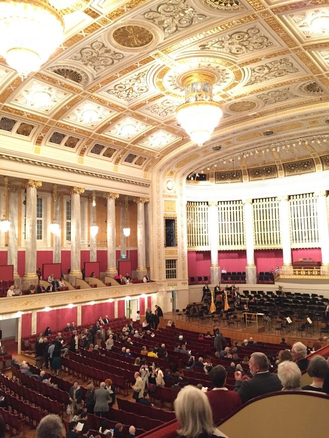 ウィーンフィルを聴きに秋のウィーンへ。<br /><br />ホテル『Motel One Wien-Staatsoper』~Cafe Museum(カフェ・ムゼウム)~スペイン乗馬学校~ホーフブルク宮殿 (王宮)~デリカテッセン『ユリウス・マインル』~ペーター教会~チョコレートショップ『LESCHANZ(レシャンツ)』~グランドホテル内の日本食レストラン『雲海』~楽友教会ホール~カールス教会~オットー・ヴァーグナー・パビリオン・カールスプラッツ~コンツェルトハウス~ソーセージスタンド『ビッツィンガー』~ウィーン国際空港~サラエボ国際空港など