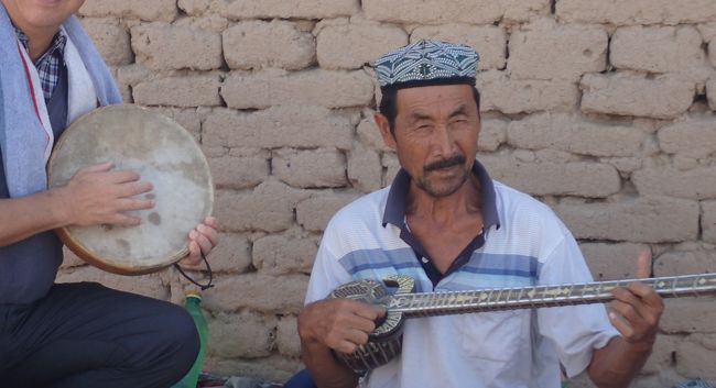 新疆ウイグル自治区の旅も後半です。<br /><br />表紙は、高晶故城で民族楽器を奏でるウイグル族の男性。<br />このあたりはもともとは漢民族の土地ではないということがわかります。