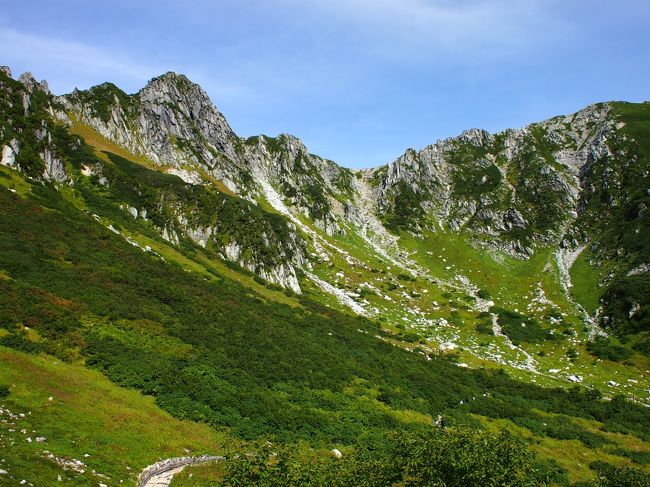 今年は山登りにハマっています。<br />9月の連休前の平日に中央アルプスの木曽駒ヶ岳に登山してきました。<br />2,612ｍまでは駒ヶ岳ロープウェイで楽々アクセス。<br />そっからは往復約4時間の登山道を行きます。八丁坂→乗越浄土→中岳→木曽駒ヶ岳にはお昼前に到着。山頂で作ったナポリタンは美味しかった～！<br /><br />まだ紅葉には早いものの、それほど寒くもなく快適な稜線歩きを楽しめた1日でした。<br />