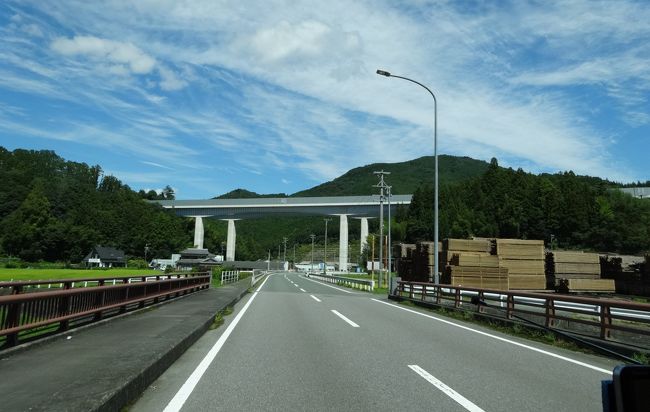 　道の駅三河三石を出発、飯田線が並行する伊那街道（１５１号）を目指しました。<br />　40年ほど前に通った道てすが、今は山中に高速道路が突っ走っていて、時代の変化を感じてしまいます。<br />　伊那街道に出て左折すれば新城の町景色。<br />　すぐに『道の駅もっくる新城』だと思えばそうではなく、かなりの距離を走ることになりました。