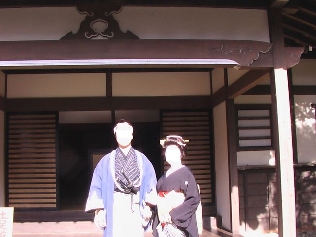 今まで、京都は何回も来ていますので、今回は変わった事で①仁和寺御室会館に宿泊し朝のお勤めのお経と座禅 法話を聞きます。②東映太秦映画村で芸者と新撰組隊士に変身体験をしました。(8500円)後は、紅葉の鞍馬 貴船神社 三尾の紅葉と旅館「加茂」に宿泊し金閣寺 竜安寺 広隆寺を拝観しました。{旅程}①平成19年11/21(水)(紅葉の連休のため、何処も人出が多かったです。)妻)大阪7:38(のぞみ)8:11京都自分)東京6:00(のぞみ)8:07京都 Hグランビアのロビーで出会います。荷物をHに転送し、2000円フリーチケットを買います。1)京都駅(市バス17)出町柳駅(叡山電鉄鞍馬線)鞍馬駅に行きます。2)由岐神社 鞍馬山門駅(鞍馬山ケーブル)多宝塔駅に行き、 鞍馬寺(本殿 紅葉が綺麗) 鞍馬山霊宝殿を通り息継ぎの水 背比べ石 大杉権現 義経堂 不動堂 木の根道 奥の院魔王堂で一休み 貴船神社(水占みクジで大凶)に行き、3)(昼食)「鳥居茶屋」鮎茶漬けを戴き、貴船12:55(バス33)貴船口駅(電車)出町柳駅(バス)北野白梅町駅(JRバス)高雄に行きます。4)神護寺(紅葉が綺麗)清滝川に下り、橋を渡り400段の石段 楼門 金堂ヘ (かわらけ投げ) 雨が降り始め、Hに歩きます。5)個室露天風呂よりの紅葉が綺麗です。夕食も(部屋食)美味しい。 (泊)もみぢ家別館川の庵「加茂」33600円)②11/22(木)朝食(ビール)を戴き、周辺を散策し、旅館でノンビリ。今日は三尾を歩きます。高尾10:07(バス)栂ノ尾に行き、1)高山寺((鳥獣戯画(複製で原画は東京国博にアリ)は人多いためパス。奥の開山堂 宝篋印塔等を見学(静かです。)歩いて、2)西明寺堂(本堂の仏像が見所があります。)3)錦雲渓(紅葉)を歩いて坂を上り、Hヘ。栂ノ尾11:38(JRバス8)御室に行き、4)(昼食)「おからはうす」休みで近くの店で戴き、きぬかけの路を歩きます。5)仁和寺(H部屋で休み霊宝舘見学 神殿からの池 塔 紅葉が綺麗)(バス59)で6)金閣寺(舎利寺 池泉回遊式庭園を散策)バスで立命館大学前を通り、7)龍安寺(枯山水の石庭でノンビリ。 鏡容池を回り団子を戴く。)バスで妙心寺ヘ8)妙心寺境内(塔頭には拝観セズ)をユックリ歩き、Hの仁和寺に行きます。9)大風呂大座敷で食事を戴きます。(泊)仁和寺御室会館(8400円)③11/23(金)1)6:30-座禅と法話(良い話を伺います。)五重塔等紅葉の境内を散策し朝食を戴きます。仁和寺9:00(タクシー)太秦映画村ヘ2)東映太秦映画村を一通り回ります。3)扮装の館(9:40-予約8500円)芸者と新撰組隊士に変身体験(本格的な化粧に驚きます。)1時間村の中を歩くと皆さん(特に外国人の方)より写真を撮られ、こんなに注目された事がないので不思議な気持ちになりました。)4)東映太秦映画見学(お化け屋敷 忍者ショー 映画の秘密うそ本当等)5)(昼食)簡単に焼きそば等を戴き、6)東映太秦映画見学(大江戸大道芸(ガマの油売り) 戦国武将展 寺子屋 各種映画のセット(ロケ中で見た事のある俳優がいました。)を見て、7)広隆寺(霊宝殿の弥勒菩薩を拝観 広隆寺駅(京福電鉄 四條大宮 四條烏丸駅(地下鉄)京都駅に行き、大階段等を歩きます。友人と会い、8)(夕食)イートパラダイス11F「松山閣」(16:00-18:30)(ユバと京旬彩の京コースを京都タワーを見ながら戴きました。)9)京都駅19:35(ひかり426)22:13東京駅に着きます。妻と京都を観光し、湯の花温泉「瑞泉」に宿泊します。{旅程} (写真が見当たりません。)①平成12年9/22(金)東京16:00(新幹線)18:14京都夕食京風家庭料理「万彩」 (泊)京都グランディアH②9/23(土)H-京都(電車)嵯峨嵐山駅に行きます。1)(嵐山観光)(メモリー・ミュージアム(オルゴール) 野宮神社 竹林散策)トロッコ嵐山駅12:30(トロッコ電車 保津峡見学)12:49トロッコ亀岡駅13:00(バス)13:13亀岡駅 亀岡城址 (昼食)駅近くのそば屋 亀岡駅14:30(バス)14:50湯の花温泉「瑞泉」着。③9/24(日)旅館(バス)亀岡駅(電車)嵯峨嵐山駅に着きます。1)(嵐山・嵯峨野観光)桂川 渡月橋 天龍寺 小倉池 常寂光寺 落柿舎 去来翁墓 二尊院 (昼食「四季庵」) 思い出博物館(キュウーピーの店) 祇王寺 清涼寺(タクシー)京福嵐山駅(電車)四条大宮駅 祇園 京都クラフトセンター を見て、2)(夕食)祇園 懐石料理「由良之助」 (タクシー)京都駅 3)京都駅21:32(新幹線ノゾミ68号)21:16東京駅に着きます。妻と飛騨高山を観光し、新平湯温泉「松乃井」に宿泊します。{旅程} (写真が見当たりません。)①平成13年9/22(土)東京駅12:38(ひかり103)14:28名古屋14:43(ひだ13)16:58高山駅に着き歩いてベストウェスタンH高山にチェックイン17:45します。1)高山市内散策(柳橋 上三之町 鍛冶橋)2)夕食飛騨季節料理「肴」(18:00-20:00)で戴き、Hに戻ります。②9/23(日)Hで和・洋のバイキングの朝食を戴き、高山市内を歩きます。1)高山市内観光(朝市 高山陣屋 中橋 市政記念館 植舎道 あがりや 遊朴館 高山市郷土館 ピーチクパーク 上三之町 さん陣 三川屋欅店 飛騨民俗考古館 うさぎ舎 平田記念館 人力車(ゴクラク舎) 福田屋 匠館(家具店) 鍛冶橋 2)(昼食)ソバのツツミが一杯の為、 資清堂(ソバを戴く。) 3)飛騨国分寺 Hに戻り、荷物を持って、高山駅に行きます。4)ここでレンタカーを借りる予定でしたが、免許証を忘れたため、バスに変更しました。その為、奥飛騨温泉郷に宿泊し、白川郷に行き、高山に戻って来る予定が白川郷は中止しました。(奥飛騨温泉郷にはバスで行ける事にホッとしました。)5)高山駅14:25(バス)(丹生川村 鍾乳洞口 平湯温泉BT)15:50上地根高原に着きます。(泊)新平湯温泉「松乃井」(18500円)に宿泊します。③9/24(月)1)朝食(7:30-8:00)を戴き、旅館発8:45 上地根高原8:49(バス)9:20新穂高温泉に着き、2)新穂高温泉駅(1時間待ち)(ロープウェイ4分)鍋平高原駅(歩3分)しらかば平駅(20分待ち)(ロープウェイ7分)11:30西穂高口駅3)頂上散策(11:30-12:30)(屋上展望台より西穂高岳 笠ヶ岳等を見て、千石園地を歩き回ります。)4)西穂高口駅(ロープウェイ7分)しらかば平駅(アルプスのパン屋さんでパンとコーヒー)鍋平高原駅(ロープウェイ4分)新穂高温泉駅13:00(バス)高山 別院前で下車し、(高山市内観光)5)高山別院照蓮寺 獅子会館(600円) 桜山八幡宮 高山屋台会館 甚兵衛 印籠美術館 ヤキモノ(侘助) 吉島家住宅 日下部民芸館 田辺酒造を見て、6)(夕食) 料亭「萬代」(16:20-18:15)(純日本建築の部屋で宗和流本膳クズシ料理8000円を戴きます。)7)高山駅18:27(ひだ20)20:36名古屋20:58(ひかり260)22:52に東京駅着きます。