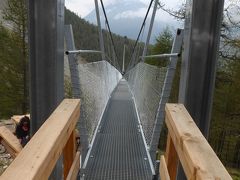 出来立ての世界最長歩行者用の吊り橋を渡る