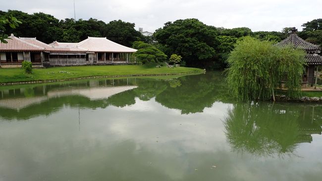今年2回目の沖縄。昨年の轍を踏まないよう、秋の沖縄は離島ではなく本島滞在をチョイス。台風は遠くにいても影響を受けるので。<br />いままで潜ったことのなかった、本島北部に行ってみました。<br /> 1日目:移動&那覇観光(識名園)<br /> 2日目~4日目:ダイビング<br /> 5日目:移動<br />9月初旬、九州では朝晩が涼しくなり、秋の気配を感じる頃ですが、沖縄は体感温度真夏でした。我々史上最高に、夏に近い時期の沖縄。水温が高いというのは、こんなにも快適に潜れるものなのだなあと実感しました。<br /> 夫が「もう、この時期しか行きたくない。寒いのは嫌だ。」って言い出したので、困ってます。<br />こちらは、初日、識名園を見て今帰仁町の宿に着くまでです。<br />機内で、「沖縄は今日から旧盆です」というアナウンスがありました。<br />九州に住む私たちにとっては、旧盆は”暦の上では”っていう枕詞が付くのが定番ですが、島ではまさにお盆本番でした。