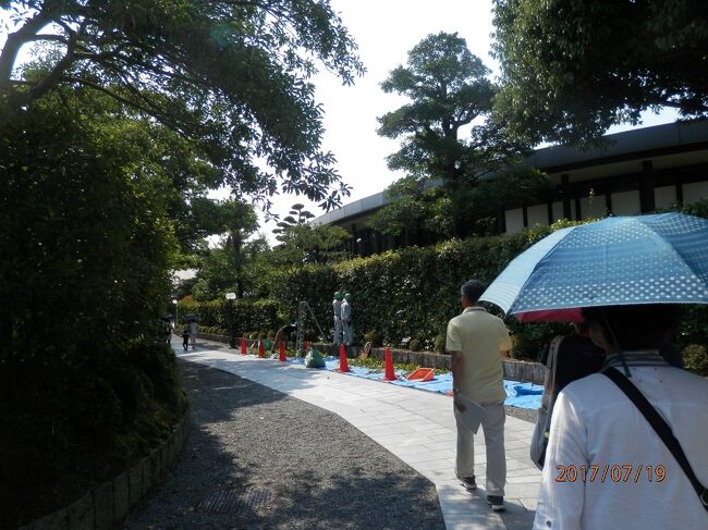 写真は170719-1458.メンテナンス作業中。<br />建物のデザインは英国人。和建築も天井が高くなってる。<br />桑名市大字桑名663-5 □開苑時間 午前9時から午後5時まで <br />産業観光バスツアー カッコーツアー=名阪近鉄旅行 <br />集合0830名古屋駅エスカ地下街<br />出発0840<br />名古屋高速・名古屋西~東名阪・御在所~桑名<br />;桑名市六華苑・1600発<br />桑名藩支藩である高須藩から排出の松平4兄弟。写真撮影可。<br />東名阪・桑名~名古屋高速・名古屋西