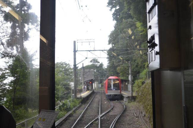 ９/３日と９/４日、箱根・強羅温泉へ＜ＮＯ６＞<br />強羅温泉行き2日目は、前日の雨は上がっていました。<br />晴れ間は見えませんが雨が降っていない。<br />すぐに下山しないで、ケーブルカーで早雲山へ<br />ロープウェイに乗り継いで大涌谷に行って見ました。<br /><br />箱根強羅駅から登山鉄道に乗り下山です。<br />先頭車両に乗り運転席前の景色を見ながらの下山になります。<br />スイッチバック方式が見たいと思い座りましたが、バックをするときは一番後ろになります。<br />急な坂道ですからこのような方式にしているようです。<br />３回のスイッチバックを見られました。<br /><br />鉄道線（てつどうせん）は、神奈川県小田原市の小田原駅を起点とし、神奈川県足柄下郡箱根町の強羅駅までを結ぶ箱根登山鉄道の鉄道路線である。駅ナンバリングで使われる路線記号はOH。旅客案内上で正式名称が使われることはほとんどなく、対外的には「箱根登山電車」の名が使われる。<br />最急80‰（パーミル）という、ラックレールやケーブルに頼らない粘着式鉄道（普通鉄道）としては日本最急の勾配が存在する。建設にあたってスイスのベルニナ鉄道（その後のレーティッシュ鉄道ベルニナ線）を参考にしており、その縁で1979年に、箱根登山鉄道とレーティッシュ鉄道は、スイス政府観光局の協力を得て姉妹鉄道提携を結んでいる。<br /><br />ハワイ癒し紀行・オリジナル最新記事ブログＵＲＬ<br />http://91608665.at.webry.info/201709/article_19.html