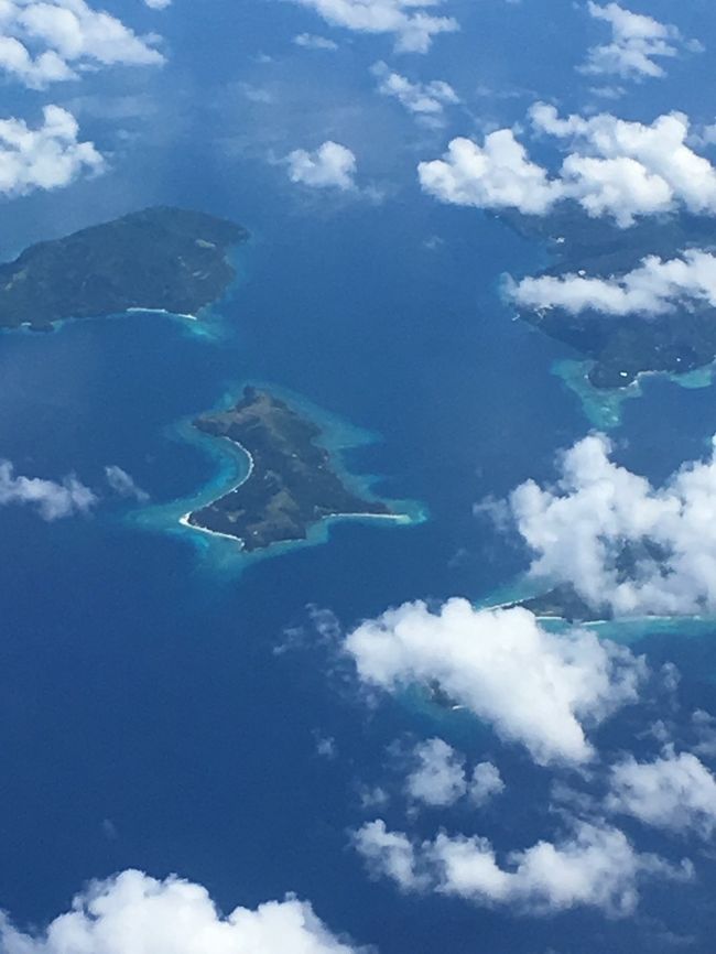 毎年の海外旅行は、一人旅ですが、今回は2人旅。<br />なかなか一人では行きづらいフィリピンにしました。ビーチもメジャーなセブではなくて、まだ、マイナーなボラカイ島！噂通りボラカイ島の海は綺麗でした。<br />雨季でしたが、天候には恵まれました。