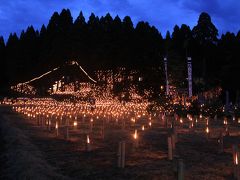 小さな集落の里山を竹灯篭が照らす、長田萬燈祭