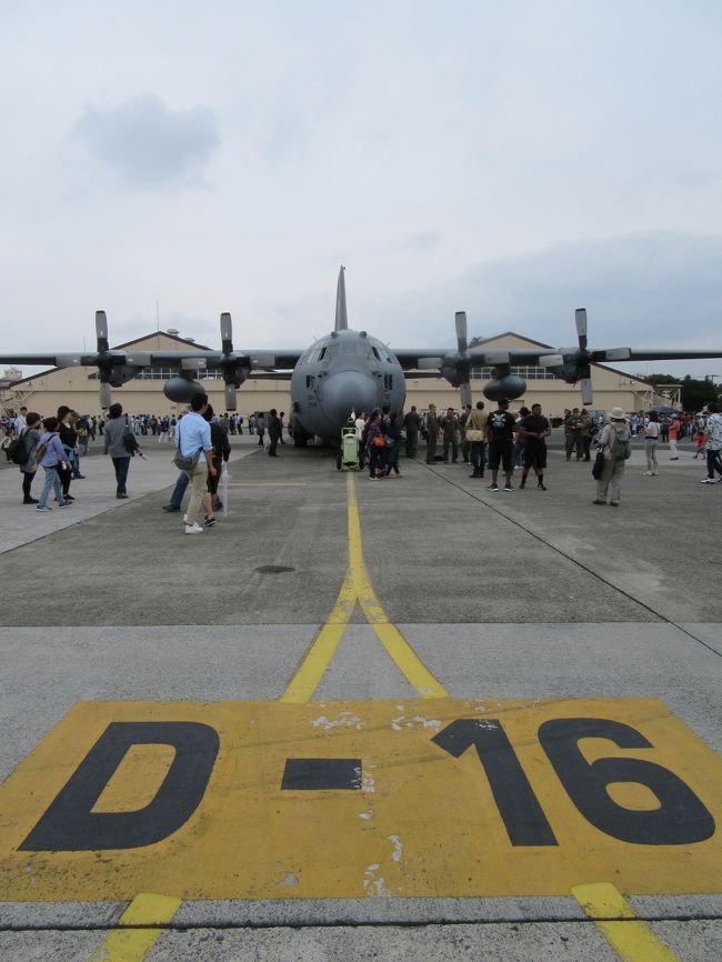 横田基地日米友好祭（フレンドシップフェスティバル）<br />フェスティバル初日に潜入したでござる。♪<br /><br />天気の関係かその他の原因か？<br />戦闘機やオスプレイの展示が無かったでござる。