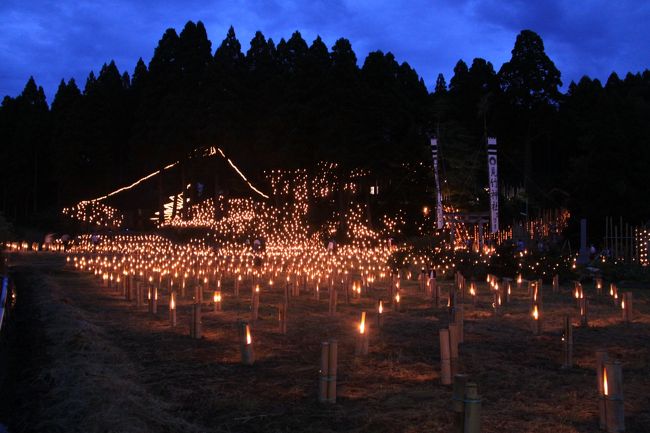 志賀町長田地区にある見竹神社の秋祭り。10数世帯の小さな集落で、秋祭りに神輿の担ぎ手が足りず、2008年から代わりに始めた祭りだそうです。初めは200本だった竹灯篭も年を追うごとに増えていったそうです。