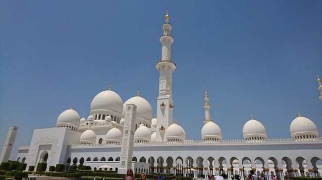 世界最大でもっとも美しいモスク！！<br />シェイク・ザーイド・グランド・モスク（Sheikh Zayed Grand Mosque）に行ってきました。<br /><br />天気も良く、青と白の２色だけかとおもいましたが、中はとても綺麗で世界の人を虜にする所でした。