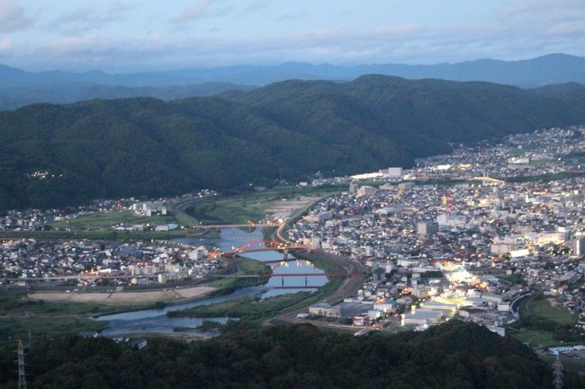 夏に法事の為に広島の山中、三次へ。<br /><br />ついでに周辺をぶらぶらと。三江線に乗ったり、滝を見たり、カフェに行ったり。<br /><br />この夏のまとめ。