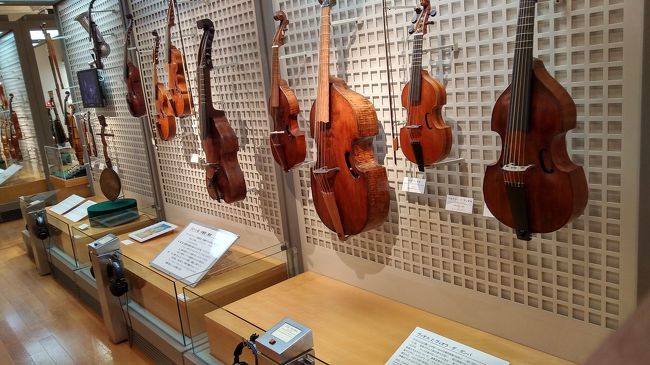 とても素晴らしいと噂に聞いていた　浜松市楽器博物館に行って来ました。<br />平成７年に日本で初めての公立楽器博物館として開館したそうです。<br /><br />２フロアー・４つの展示室には、世界の楽器1,300点余りが整然と展示されています。　鍵盤楽器や管楽器等の生い立ちや変遷、歴史などが学べ、コーナーに設置されているヘッドホンで楽器の音や演奏を聴くことも出来ます。<br /><br />国産洋楽器の楽器制作の歴史を学べるコーナーや、世界の楽器やおもちゃを自由に演奏して楽しめる体験ルームも有りました。<br /><br />エントランス付近には、カフェレストランとミュージアムショップが併設されています。<br /><br />※入場する際に、受付の女性から「楽器、展示物は全て写真撮影OKです！」との説明があったので、全てではありませんが　あれこれ色々と撮影してきました。<br /><br />※写真のコメントには、入場時に貰ったリーフレットから引用させて頂いた箇所が有ります。<br />