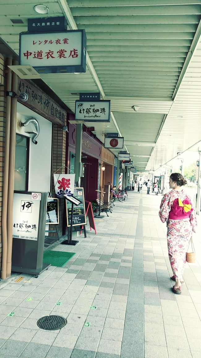 今回、京都に行くにあたり じいじから指令が。。。<br />”(姫に)浴衣を着せて写真を撮って来て!”<br /><br />”え~ 本人が望めばやってもいいけど 暑いからわからないよ~”と<br />行って家を出ました。<br /><br />さて じいじのミッションはコンプリートするのでしょうか?(笑)<br /><br />また 何年も前から通信販売でコーヒー豆を買わせていただいている<br />京都の珈琲店にも初訪問!<br />こちらの細かい要望にいつも応えていただいています。<br />(家族や友達が来るたびにここの珈琲豆を頼んでべガスに<br />持ってきてもらっているのです。)<br /><br />HPを見ていると どうやら昔ながらの喫茶店でコーヒーもさることながら<br />モーニング、ランチ、デザートがどれもこれもおいしそうで<br />いつも いいなぁと思いながらみていたんです。<br /><br />今回の旅の目的が また一つ達成されそうでウキウキの母と<br />”じいじのミッションに応えることができるのか姫”の<br />京都最終日が始まります。。。<br /><br /><br /><br /><br /><br /><br />