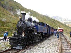 復元蒸気鉄道でスイス山岳鉄道の難所、フルカ峠を越える