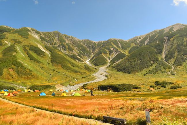 北アルプスの室堂～立山～大日三山～称名滝を1泊2日のテント泊登山で歩いてきました。<br /><br />まだ9月中旬という時期でしたが、標高3000mに近い立山室堂ではすでに草紅葉が始まり、秋の景色が広がっていました。<br /><br />立山へは過去に何度か登りに来ていますが、室堂に降り立っていきなり目の前に現れる立山連峰の姿にはいつも驚かされます。<br /><br />▼ブログ<br />http://bluesky.rash.jp/blog/hiking/tateyama3.html